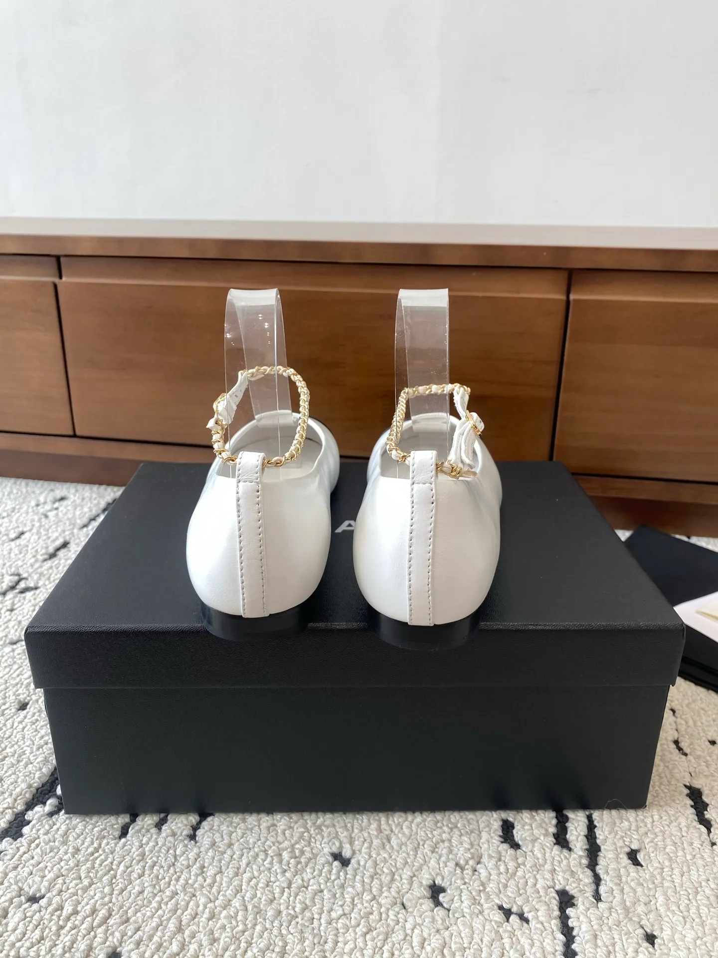 👟👟Ex-factory price 580👟👟 🍀CHANEL2025 new autumn and winter model, Mary Jane leather Chanel Xiaoxiang C home flat classic metal chain shoes Comfortable Mary Jane shoes Catwalk advanced ready-to-wear customization, simple yet sweet and playful Solid color fabric is refreshing and easy to wear Buckle design shoes are more heeling Upper: Customized sheepskin Inner foot pad: sheepskin Sole: Italian leather sole Size: 35-40 (40 customization is non-refundable) 👉 👉 Buy now👉 Buy now👉